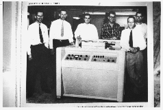 Uitvinders van de videorecorder in 1957. Derde van links is Ray Dolby (24)